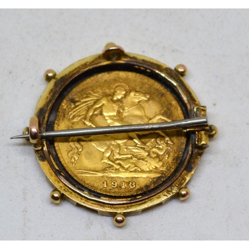 585 - 1913 22ct Gold Half Sovereign in a brooch mount - 8.04g total