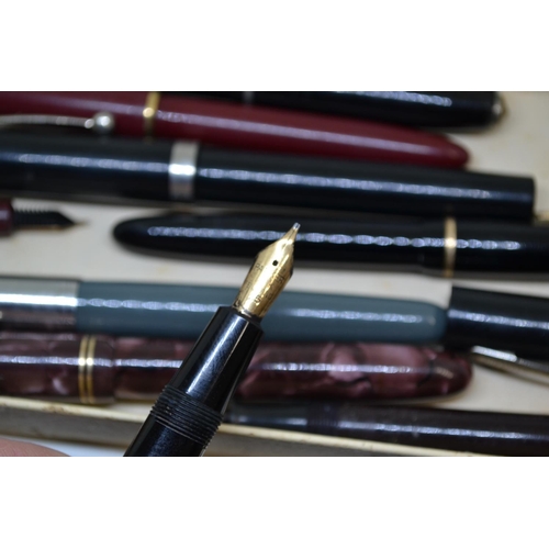 586 - A quantity of vintage fountain pens and other pens - some gold nibbed - Parker Duofold etc