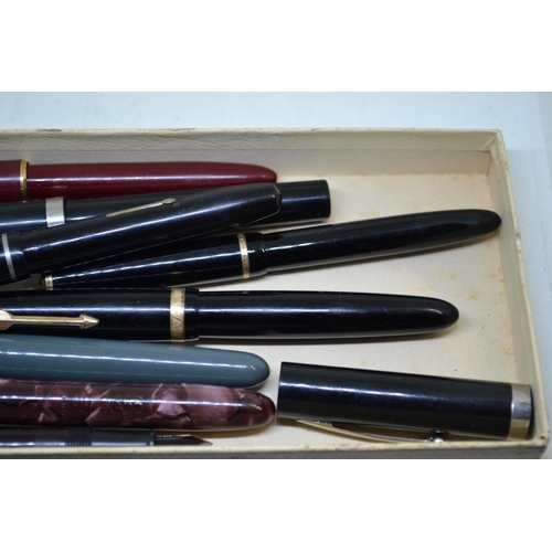 586 - A quantity of vintage fountain pens and other pens - some gold nibbed - Parker Duofold etc