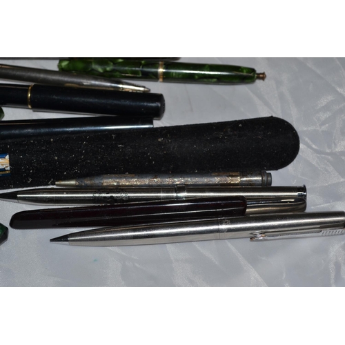 602 - Collection of mixed pens to include some Fountain pens - Parker, Conway Stewart