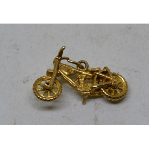 651 - 9ct gold charm in the form of a Motorbike