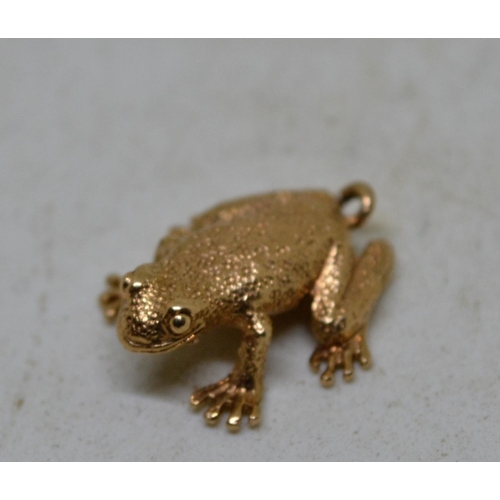 652 - 9ct gold charm in the form of a frog or toad