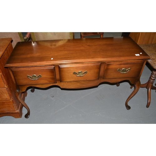 7 - A good quality modern dark wood sideboard with 3 drawers