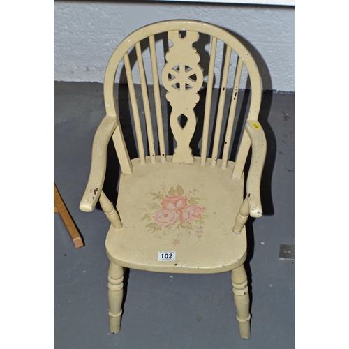 102 - A vintage wooden painted children's wheelback chair