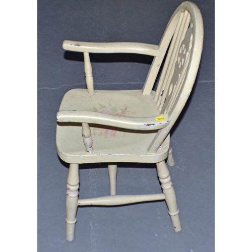 102 - A vintage wooden painted children's wheelback chair