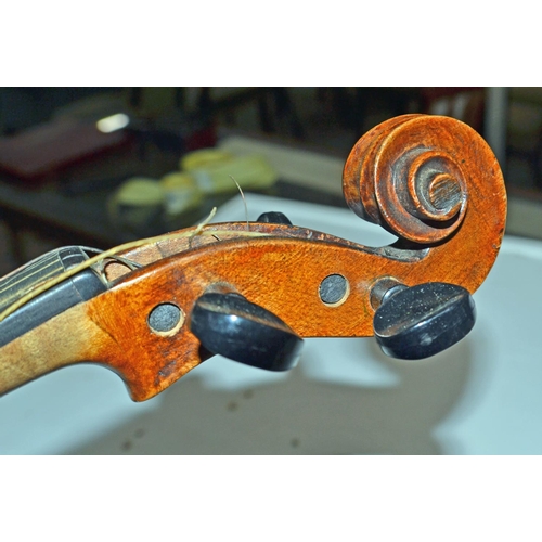 127 - An antique violin bearing a label for Charles Harris of Oxford 1823