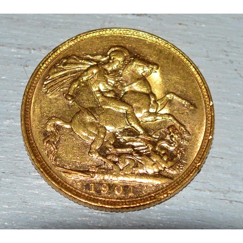 560 - A Victorian St George full gold sovereign coin - 1901 London Mint with old head