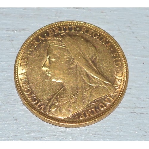 560 - A Victorian St George full gold sovereign coin - 1901 London Mint with old head