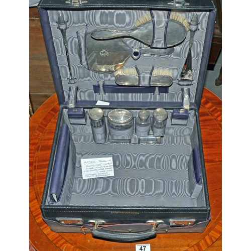 650a - A Moroccan leather travelling vanity case with silver mounted bottles etc to the interior. The whole... 