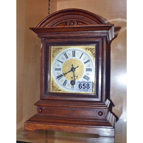 658 - A vintage mantle clock with pendulum