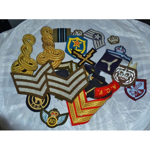 545 - Qty of assorted Army badges etc