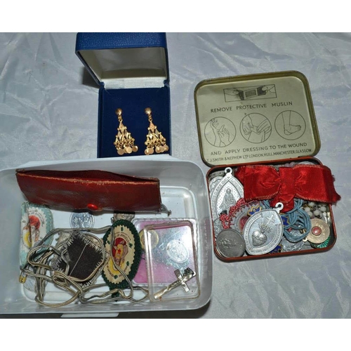 546 - Box of assorted medals etc