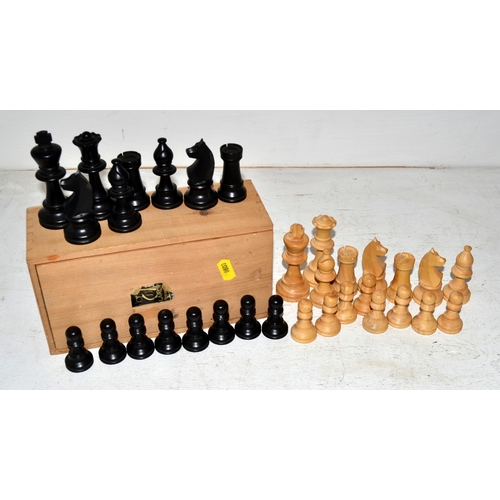 640 - A boxwood chess set