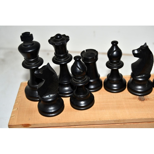 640 - A boxwood chess set