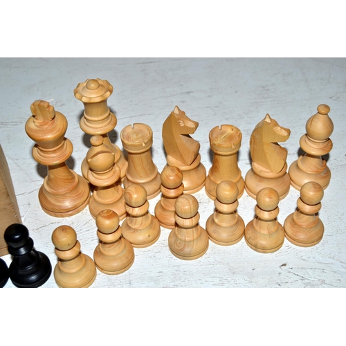 640 - A boxwood chess set