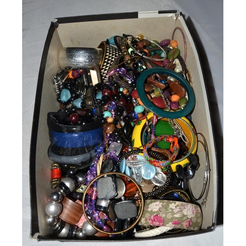 646 - Qty of costume jewellery