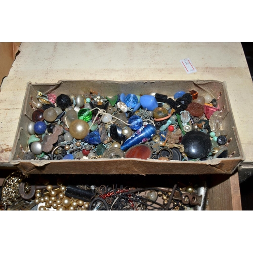 654a - A vintage 3 drawer miniature chest containing a large qty of jewellery makers items etc