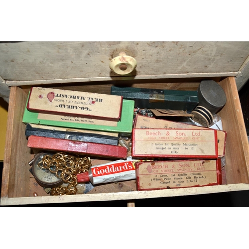 654a - A vintage 3 drawer miniature chest containing a large qty of jewellery makers items etc