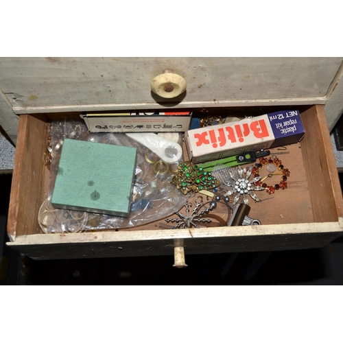 654a - A vintage 3 drawer miniature chest containing a large qty of jewellery makers items etc