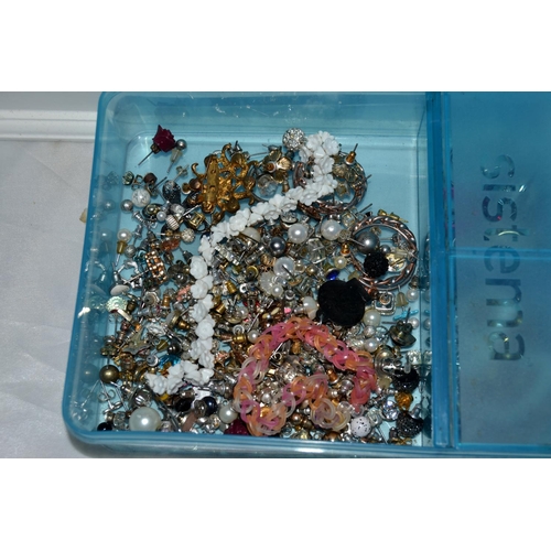 655 - Jewellery box and contents