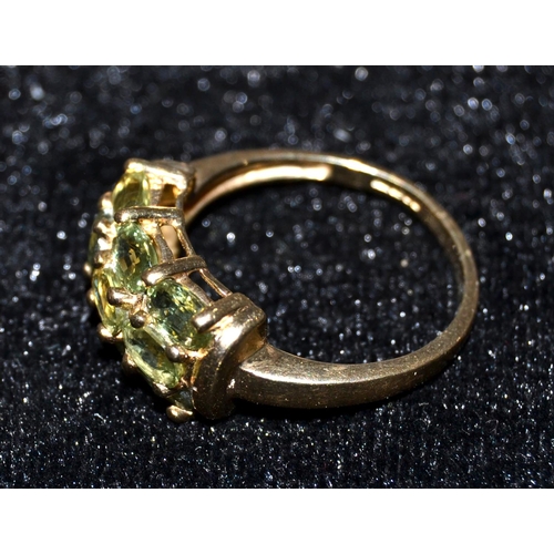 661 - A 9ct gold and green stone retro style cluster ring - Size N 1/2