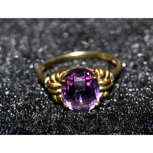 662 - A 9ct gold and purple stone cocktail ring - size O