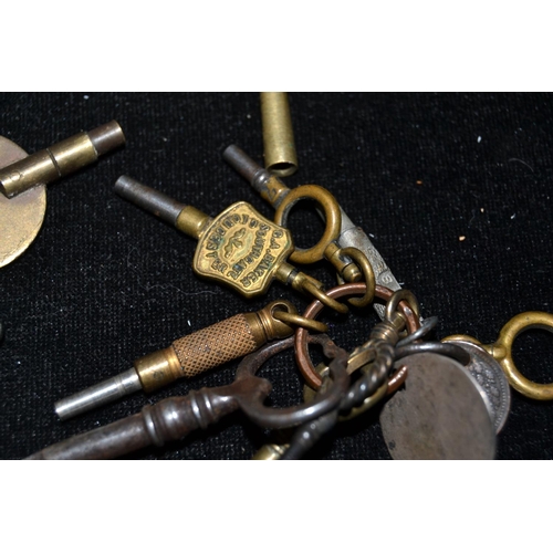 669 - A large qty of assorted pocket watch and clock keys etc