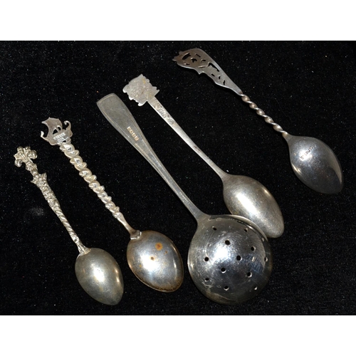 671 - 5 white metal spoons