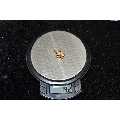 677 - A 9ct gold charm of a crown