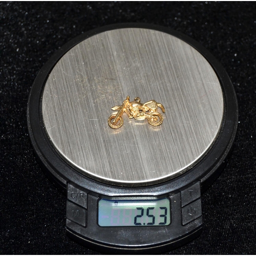 687 - A 9ct gold charm of a motorbike