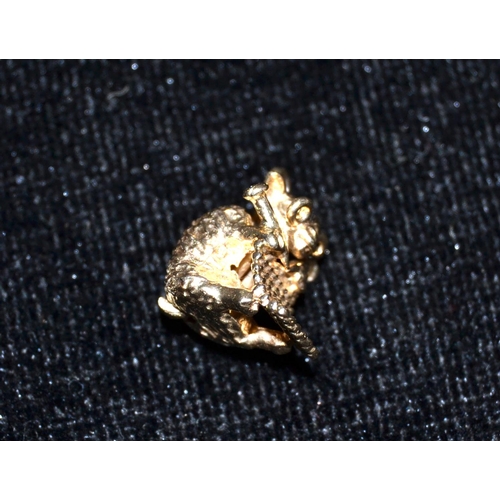 692 - A 9ct gold charm of a knitting mouse