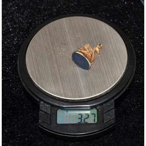 695 - A 9ct gold charm of a swan - weight given is gross