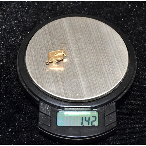 696 - A 9ct gold charm of a Mortar board