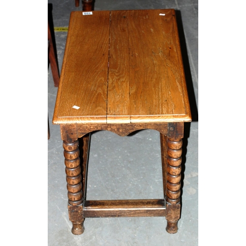 109 - Oak coffee table with bobbin turned legs