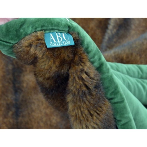 128 - ABC Collection faux fur throw