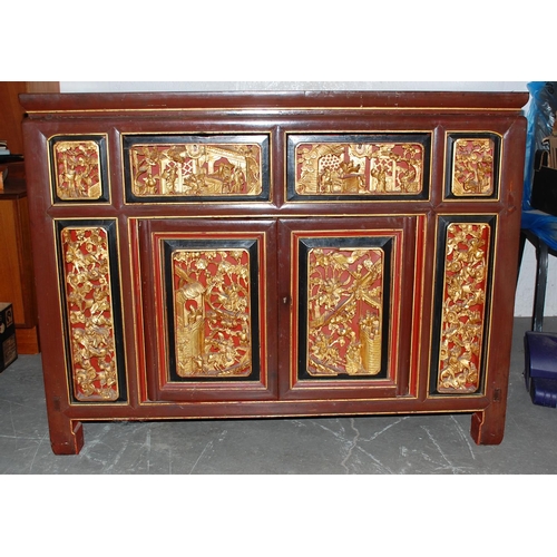 106 - A vintage Oriental cabinet with lacquered and gilt carved panels - Likely early 20th century - Posta... 