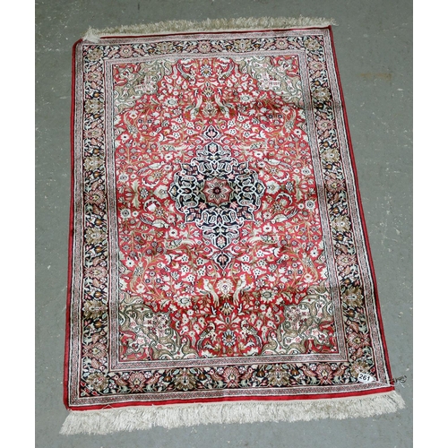 261 - A good quality rug with central medallion and Herati border - high thread count