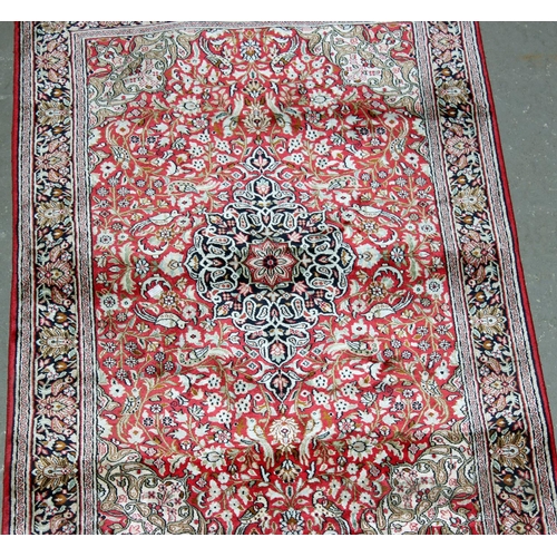 261 - A good quality rug with central medallion and Herati border - high thread count