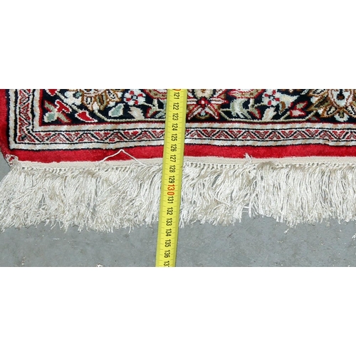 261 - A good quality rug with central medallion and Herati border - high thread count