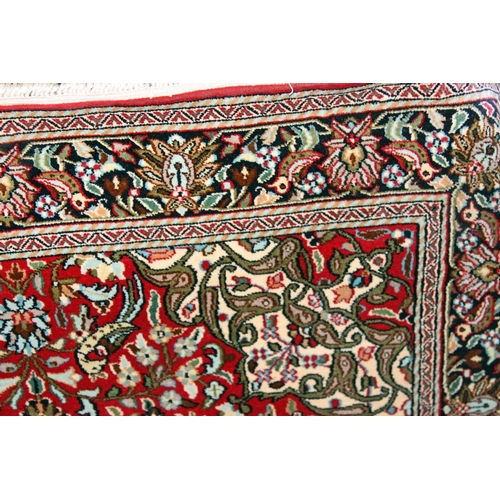 261 - A good quality rug with central medallion and Herati border - high thread count