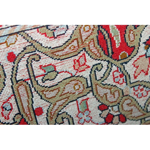 261 - A good quality rug with central medallion and Herati border - high thread count