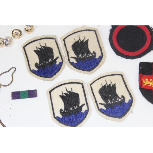 1007 - Qty of assorted military patches and badges