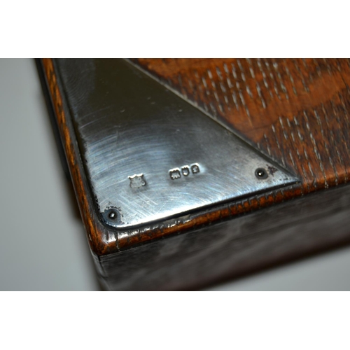 1100 - A silver mounted oak cigarette box with key - London 1901 by The Alexander Clark Manufacturing Co