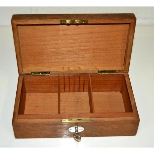 1100 - A silver mounted oak cigarette box with key - London 1901 by The Alexander Clark Manufacturing Co