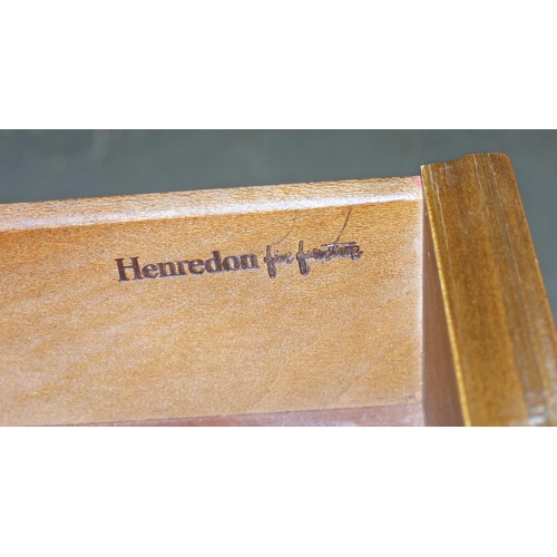 111 - Henredon Fine Furniture - A pair of Georgian style bedside tables or end tables