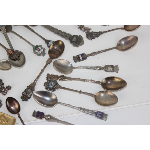 1121 - Qty of assorted souvenir spoons to inc white metal examples