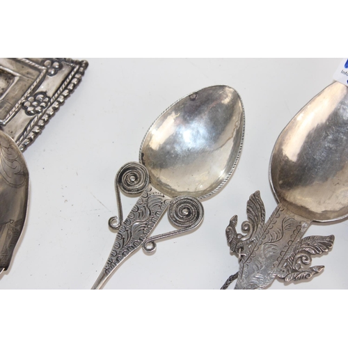 1122 - Qty of large white metal spoons in the manner of Roman spoons with decorated bowls and a similar sty... 