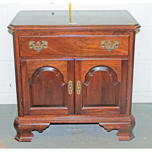 117 - Ethan & Allen - a pair of Georgian style bedside cabinets or end tables