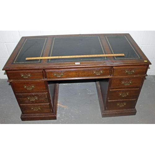 118 - A good quality 20th century leather topped pedestal desk