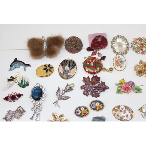 1252 - A large qty of assorted vintage brooches and other jewellery etc